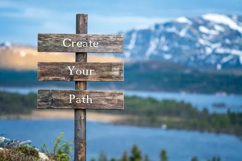 Fluency Edge - Neurolanguage Coach für Englisch und Deutsch - Erstellen Sie Ihren Wegtext auf einem hölzernen Wegweiser im Freien in einer Landschaft während der blauen Stunde.